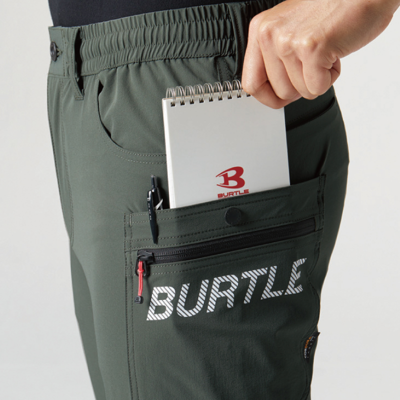 長財布・レベルブック収納ポケット(左右深さ23cm)、大容量カーゴポケット(左右・ボタン止め)