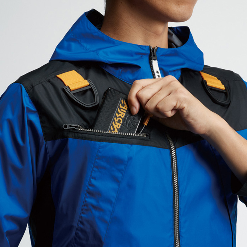 両肩ハーネスフックハンガー(収納可) ※実用新案登録済、バッテリー収納ポケット(右:ファスナー止め・コードホール付き) ※特許取得済、レベルブック収納ポケット