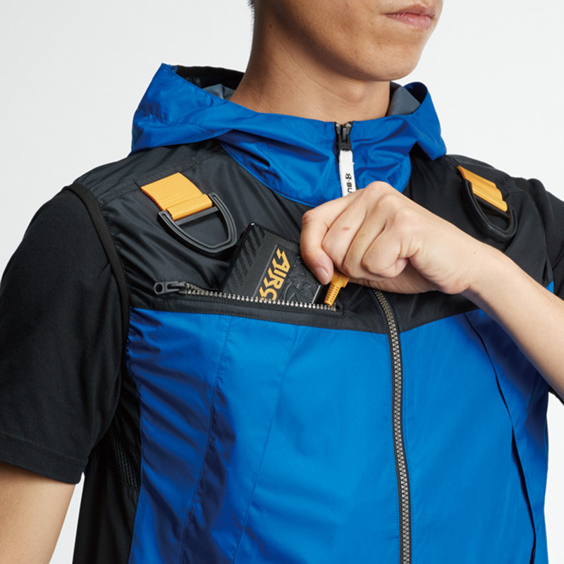 両肩ハーネスフックハンガー(収納可) ※実用新案登録済、バッテリー収納ポケット(右:ファスナー止め・コードホール付き) ※特許取得済、レベルブック収納ポケット