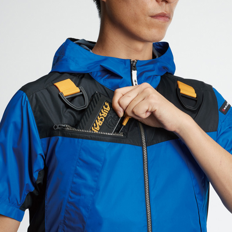 両肩ハーネスフックハンガー(収納可) ※実用新案登録済、バッテリー収納ポケット(右:ファスナー止め・コードホール付き) ※特許取得済、レベルブック収納ポケット